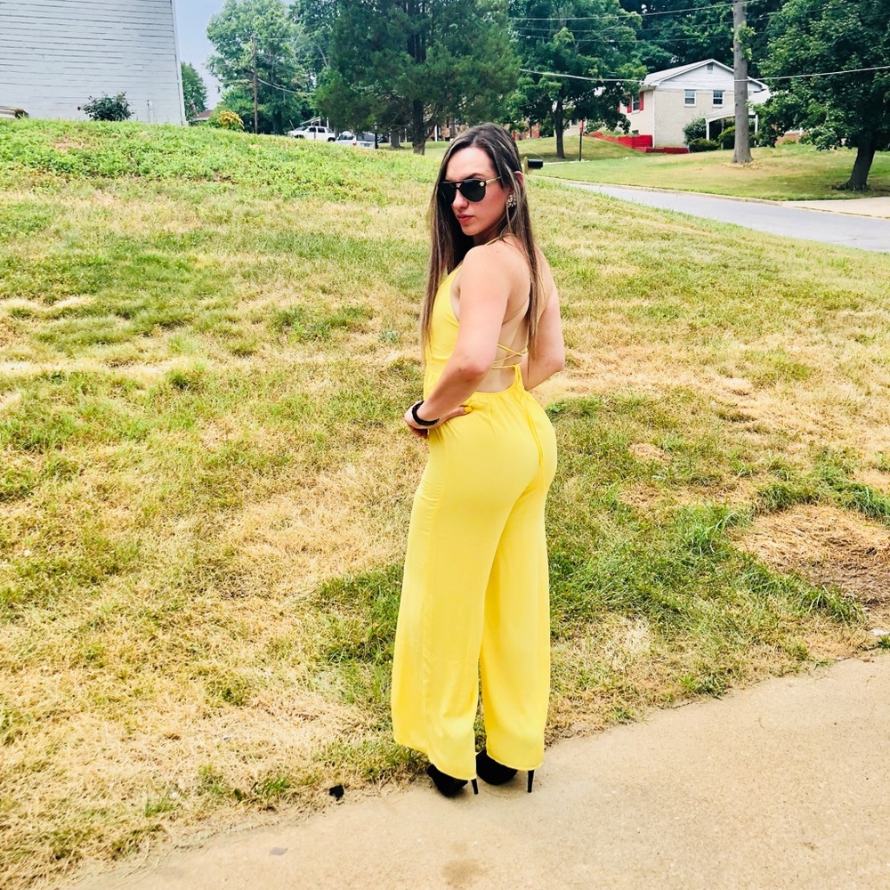 🌟 FOREVER 21 YELLOW LACE-UP BACK JUMPSUIT 🌟